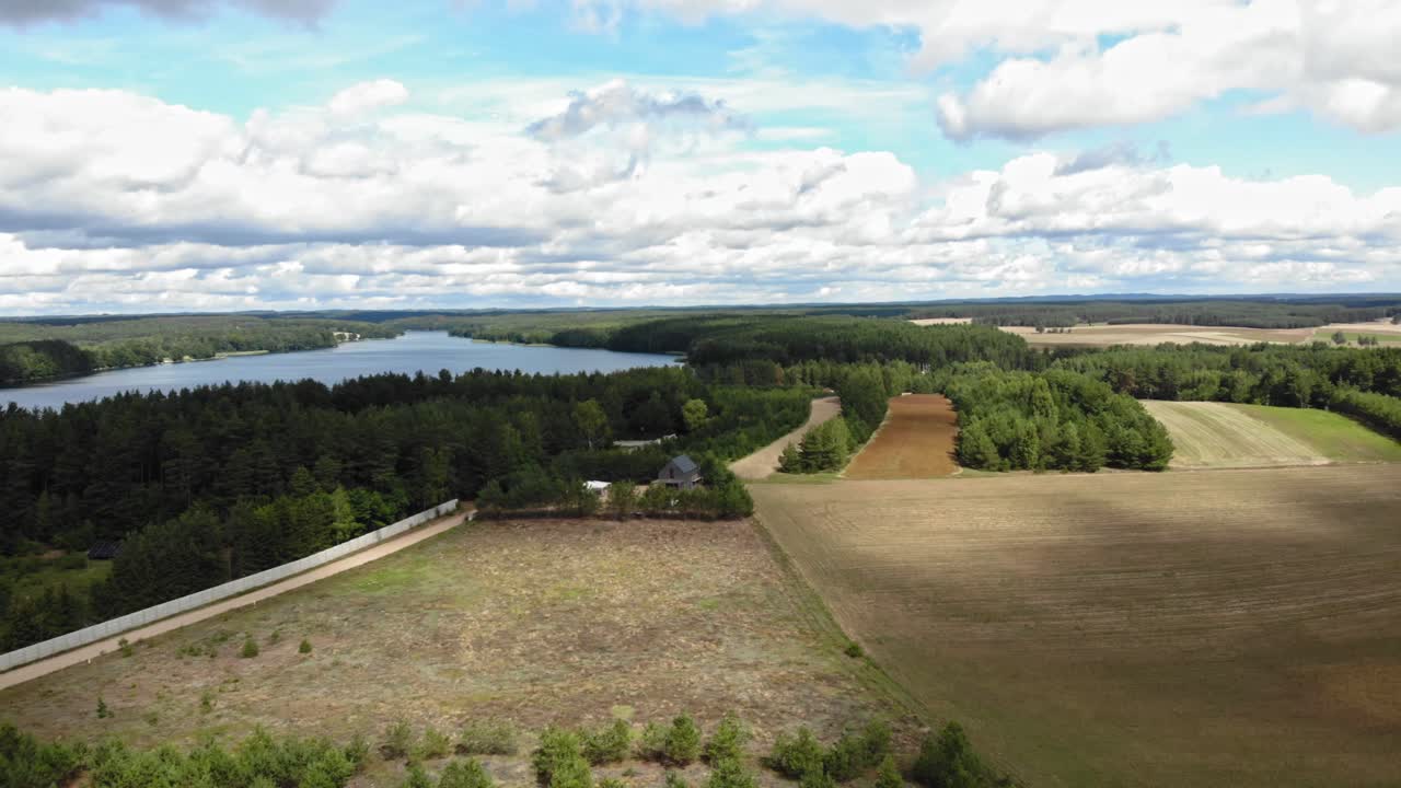 vista aérea panorámica de los campos de cultivo y un lago en la zona rural de borowy młyn en kashubia, voivodato de pomerania, polonia
