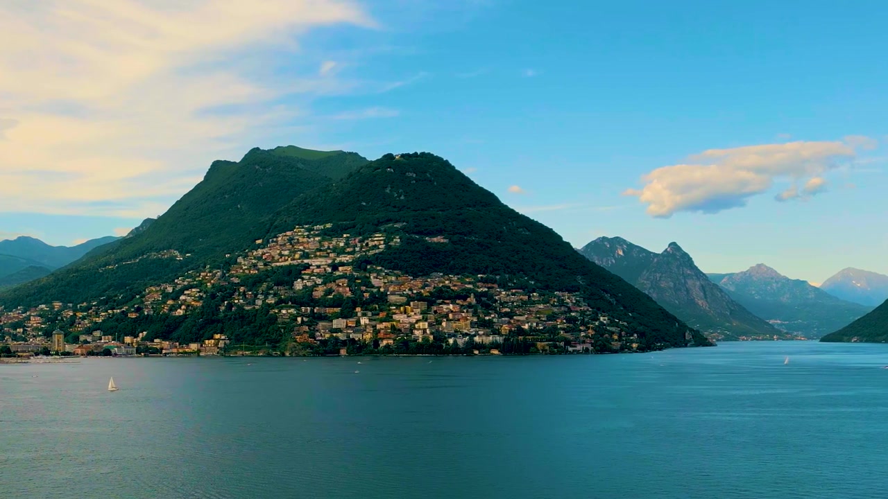 Video aereo 4K con drone del Lago di Como da Menaggio, Italia, con vista su Bologna e Perledo sul Monte Grona