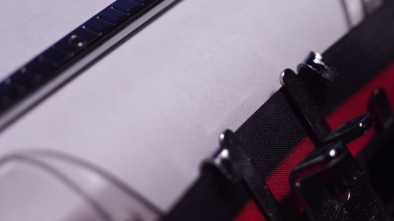 año 1943, escribiendo en papel blanco en una máquina de escribir de época, macro de cerca