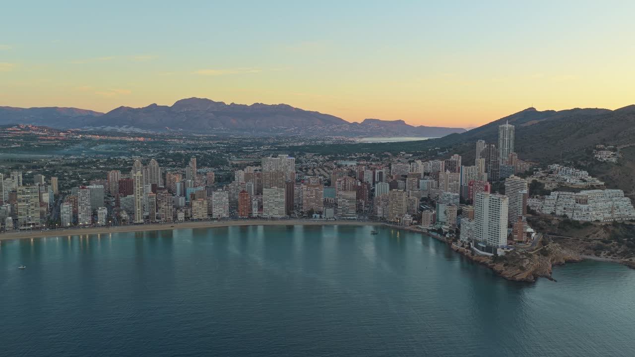 Gün batımında Benidorm şehir manzarasının havadan muhteşem görünümü