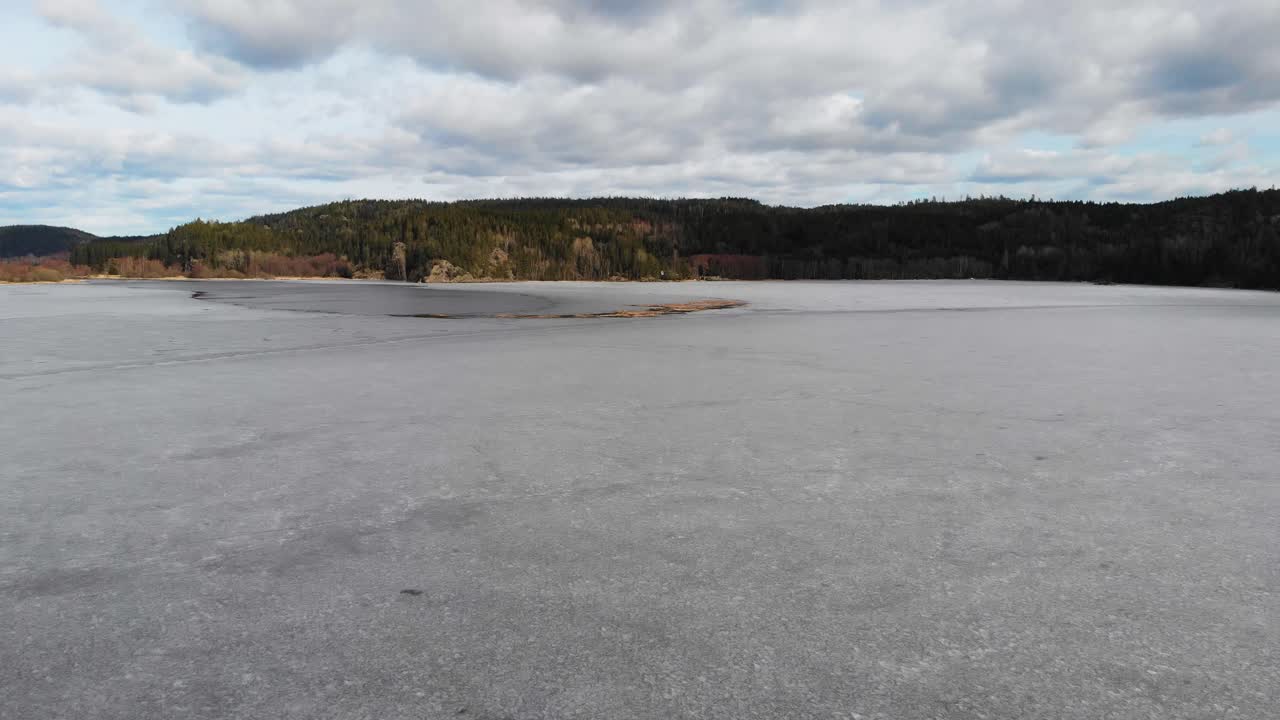 공중 - 얼음이 있는 얼어붙은 호수, 스웨덴, 넓은 포워드 포워드