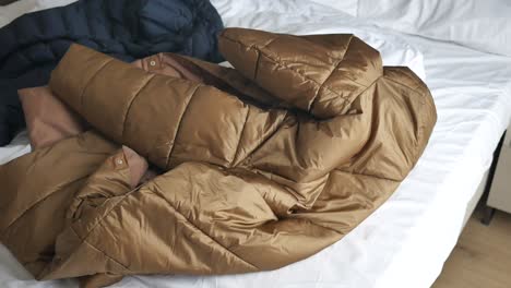 chaqueta de soplado plegada en la cama