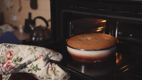 horneando un pastel en el horno