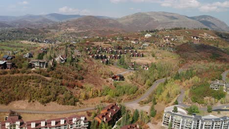 Aerial-view-of-homes-and-condo-complexes-spread-out-across-a-mountainous-region-in-Steamboat-Springs,-Colorado