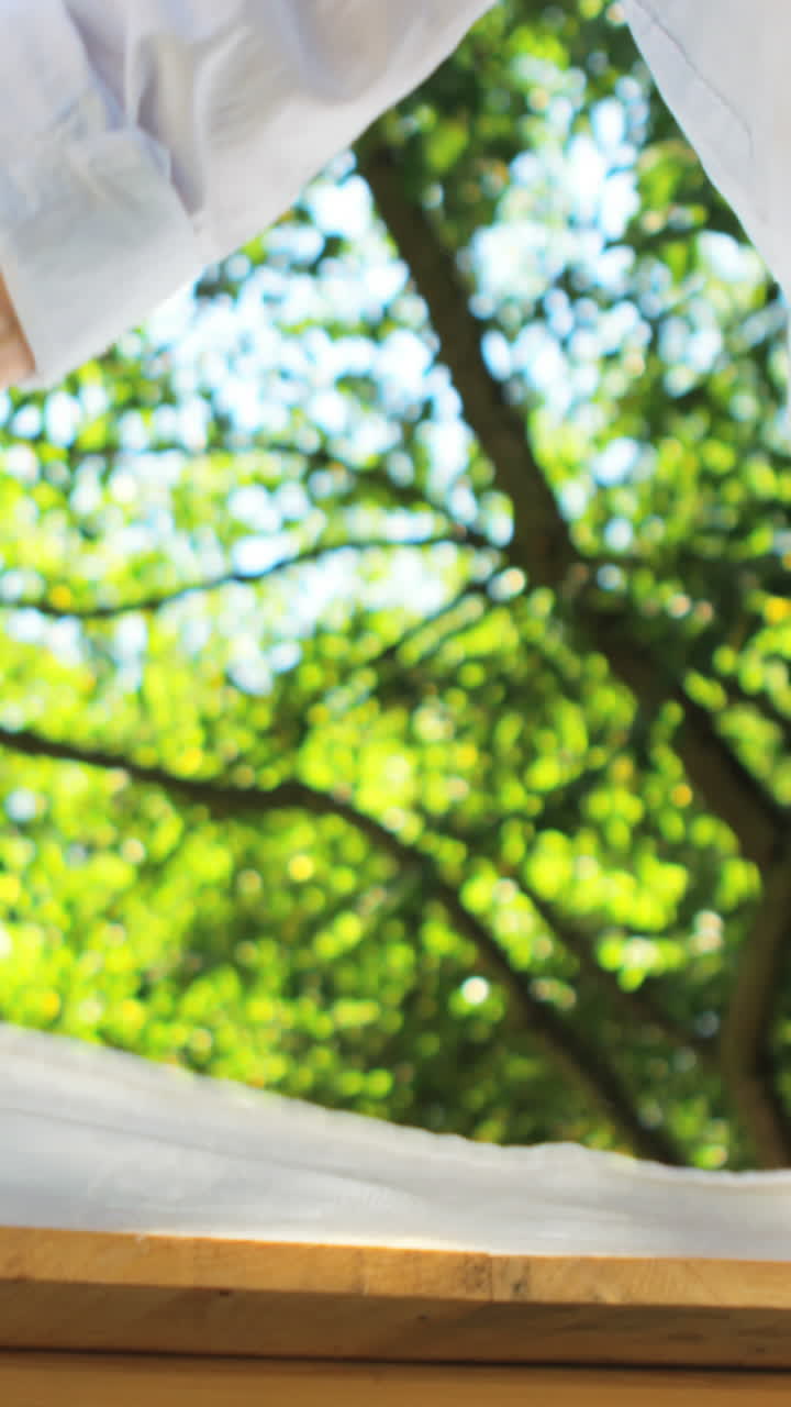 행복 한 고령 여성 이 피크닉 테이블 을 준비 하고 있다