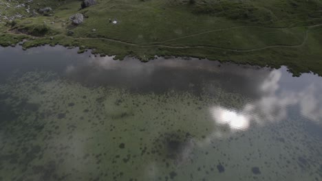 Video-Descriptivo-De-Drone-En-Plano-Frontal-Sobre-El-Lago-Valparola-Con-Montañas-En-El-Horizonte-En-El-Paso-De-Valparola