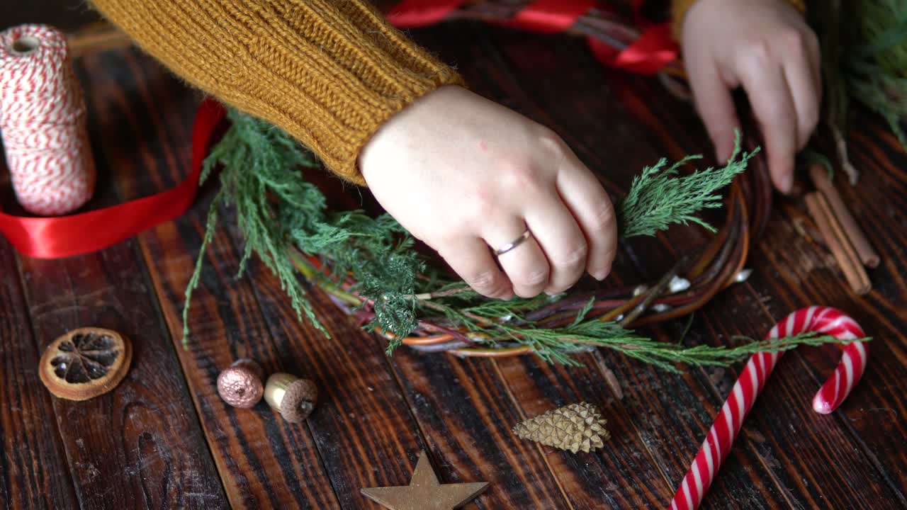 어두운 나무 배경 에 크리스마스 꽃받침 을 만드는 여자