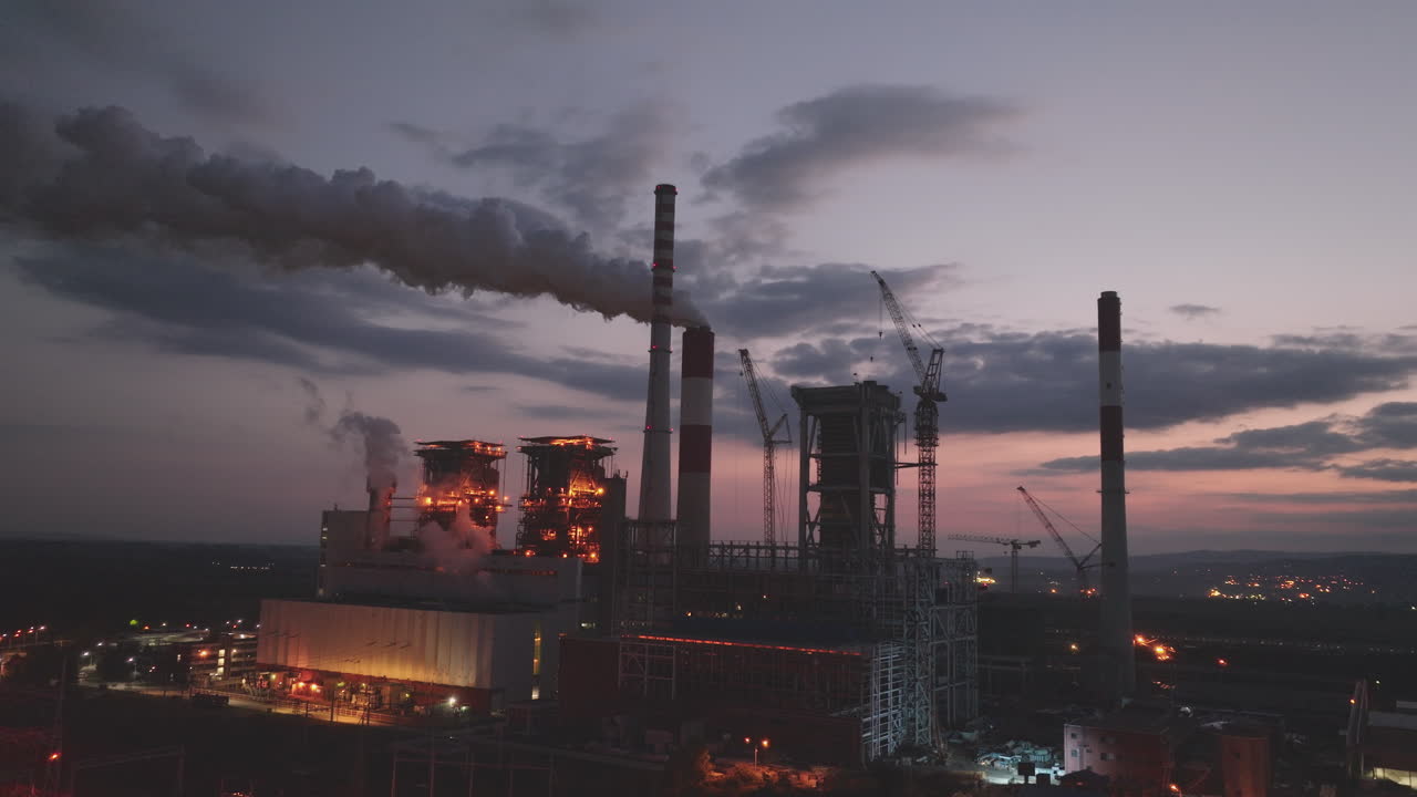 planta de energía al anochecer