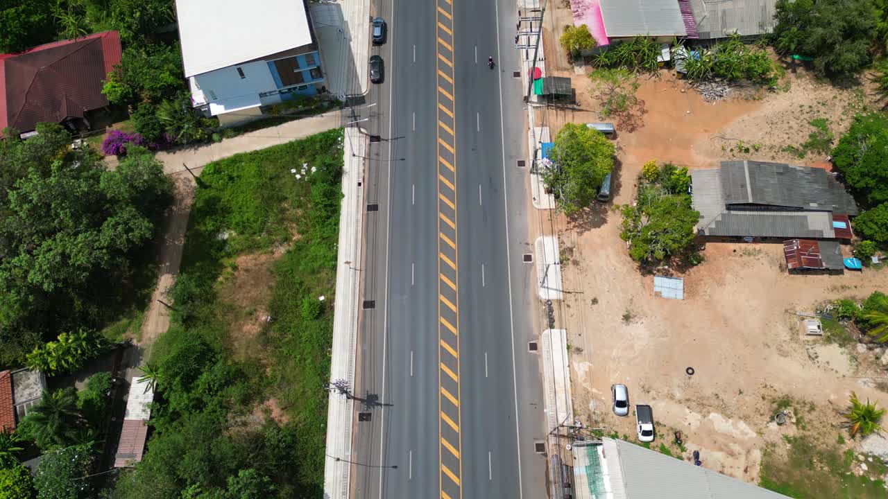 열대 풍경 카르스트 산, 도로에 있는 자동차, 나무