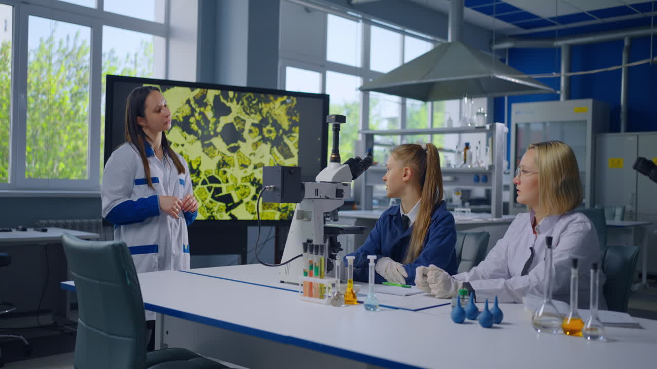 ученые в лаборатории