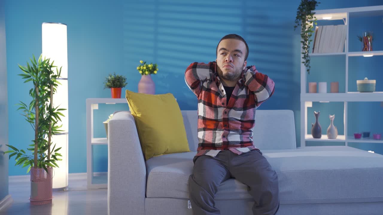 우울증에 걸린 젊은이가 집에서 혼자 생각하고 장애인 젊은이가 불행과 슬 ⁇ 에 시달리고 있습니다.