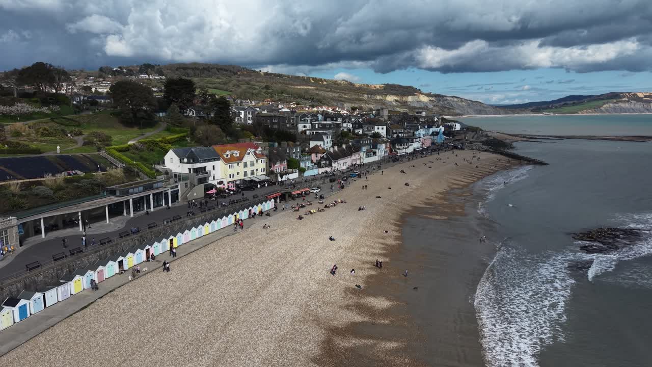 Panorerende 4K-droneoptagelser af Lyme Regis, Devon, Storbritannien