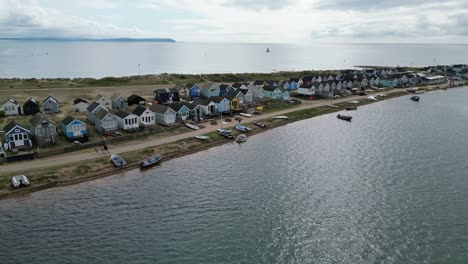 Strandhütten-Mudeford-Sandbank-Christchurch-Großbritannien-Schwenkdrohne,-Antenne