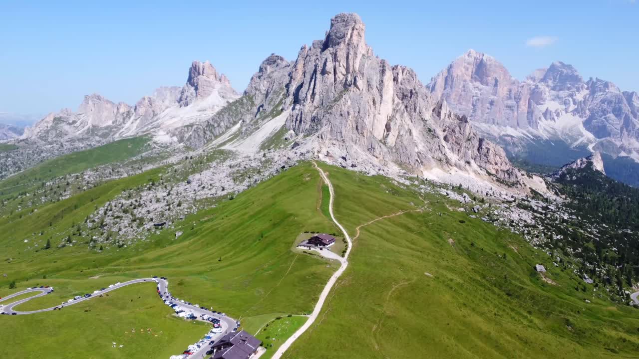 Passo Giau parkeringsområde med naturskøn udsigt over Dolomitterne om sommeren