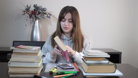 estudiante que se interrumpe para estudiar