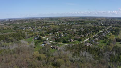 Ein-Schuss-Auf-Den-Reitweg,-Ein-Großes-Siedlungswohnviertel-Am-Südlichen-Ende-Von-Guelph,-Ontario,-In-Einer-Stadt-Namens-Puslinch