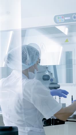 científico que trabaja en un laboratorio