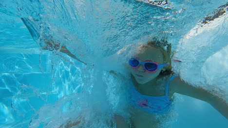 Mädchen-Springt-Mit-Spin-In-Den-Pool---Zeitlupe