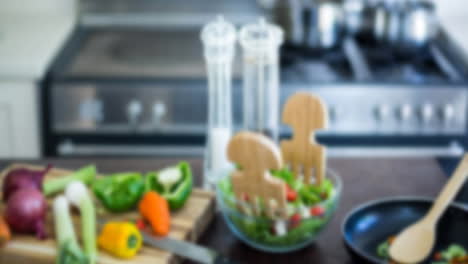 animación de ensalada de verduras borrosa en la encimera de la cocina