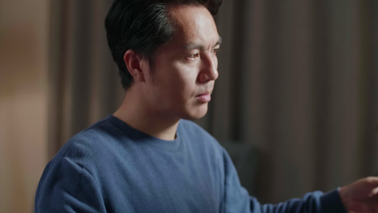 음료를 마시는 남자