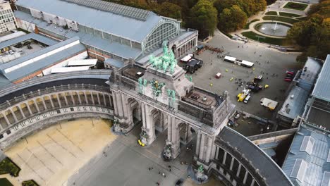 Vista-Aérea-Del-Cincuentenario-En-Bruselas,-Bélgica-Plano-General-De-La-órbita