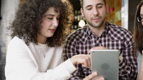 amigos colaborando en el intercambio de tabletas