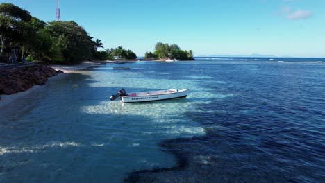 Boote-An-Einem-Strand-Auf-Den-Seychellen-Geparkt