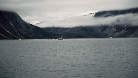 Segeln-An-Einem-Fischerboot-Vorbei,-Umgeben-Von-Möwen-In-Eisigem-Wasser,-Außerhalb-Von-Nuuk,-Grönland
