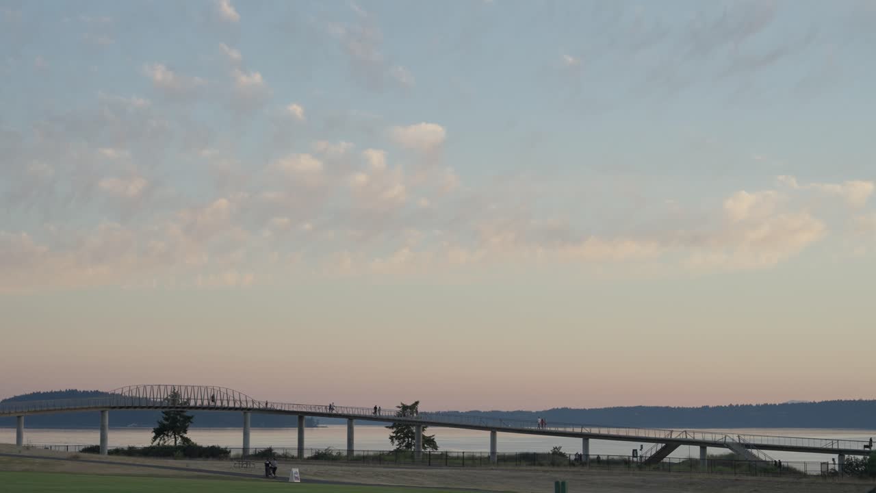 큰 공원에서 구름과 일몰