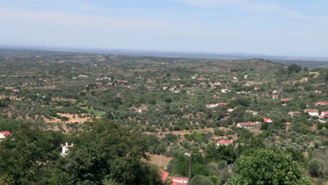 Paisaje-Entre-Las-Colinas-De-Marvão-Y-Castelo-De-Vide,-El-Verde-De-Los-árboles-Se-Mezcla-Con-Las-Casas-Desordenadas-En-El-Paisaje