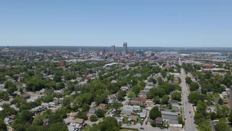 Volando-Lejos-Del-Centro-De-Omaha,-Nebraska