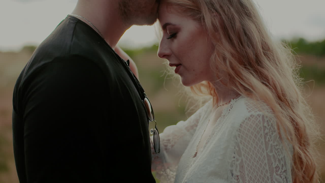 젊은 히피 사랑의 부부 초상화 감정적인 사랑 관계