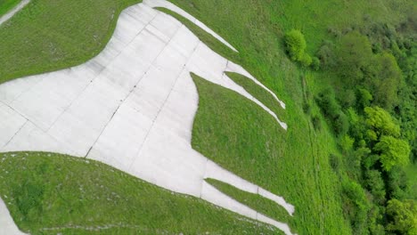 Antena-Sobre-Un-Caballo-Blanco-Gigante-Con-Campos-Agrícolas-En-Primer-Plano-En-Westbury,-Inglaterra-1