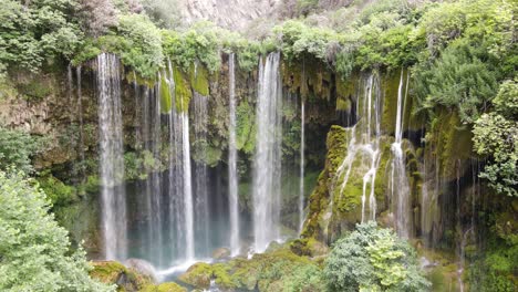 cascada formada por el flujo de agua