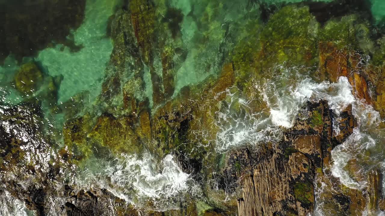 Onda astratta sulla spiaggia del mare, vista dall'alto