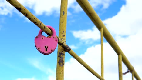 un candado en forma de corazón.