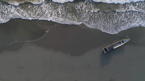 Un-Solitario-Barco-Abandonado-Se-Encuentra-En-Las-Playas-Desiertas-De-La-Barra,-Una-Playa-En-La-Costa-Del-Pacífico-Colombiano,-Visto-Desde-Arriba