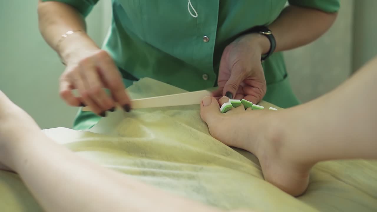 una chica bonita se sienta en una silla