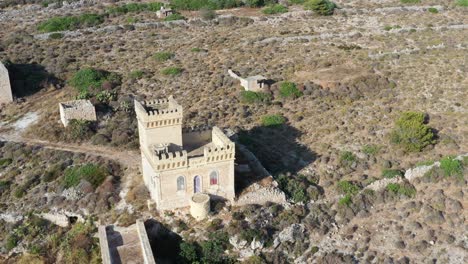 Círculo-Aéreo-Dolly-Alrededor-De-La-Torre-Għar-Lapsi-En-Malta-En-Un-Día-Soleado