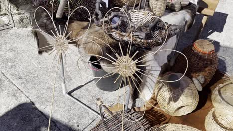 Schatten-Von-Der-Darüber-Liegenden-Plane-Auf-Gewebte-Waren-Beim-Ethnografischen-Festival-In-Lonoa,-Spanien