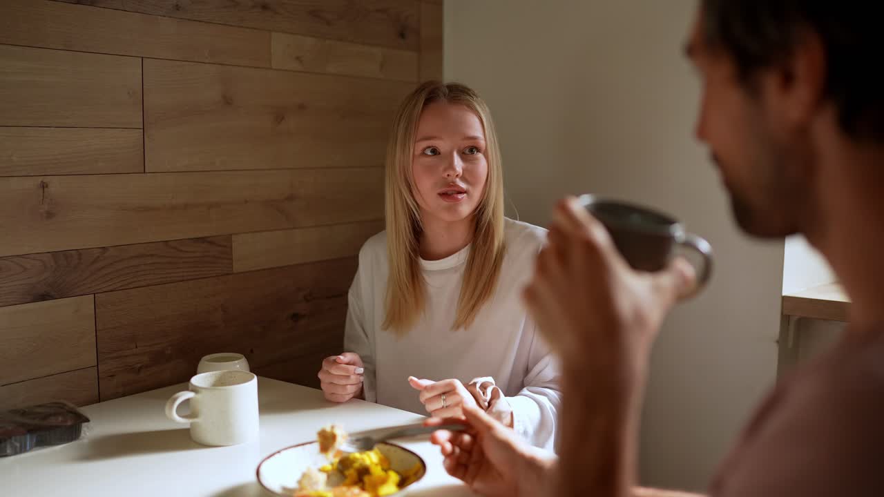 함께 아침 식사를 즐기는 부부