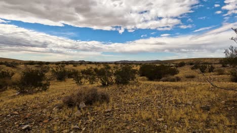 el lapso de tiempo de las nubes sobre el desierto