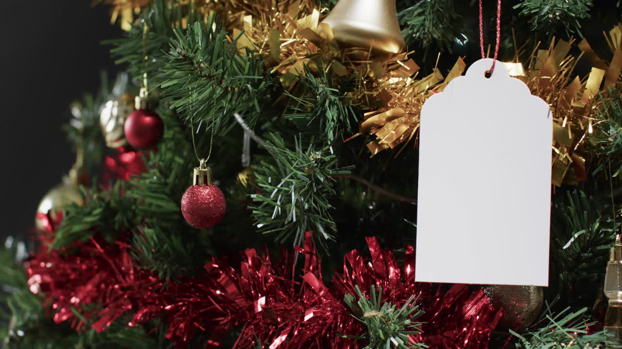 video del árbol de navidad con decoraciones y etiqueta con espacio de copia