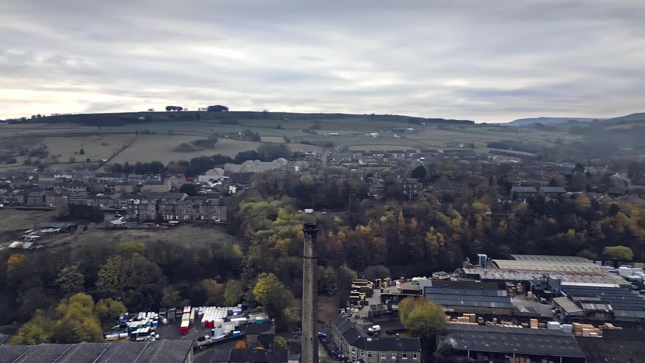 aéreo, vista de drones del pueblo de slaithwaite, slawit, una ciudad industrial en el oeste de yorkshire, reino unido