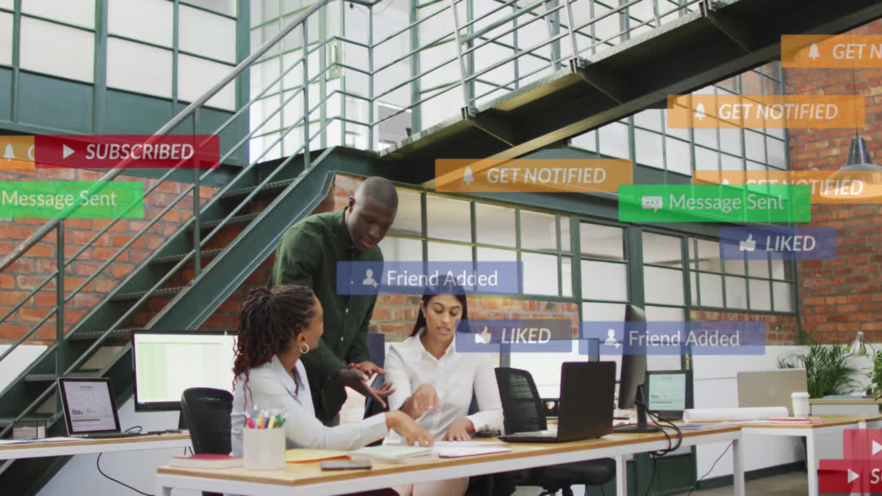 animación de barras de notificación sobre diversos compañeros de trabajo discutiendo informes en la computadora portátil en la oficina