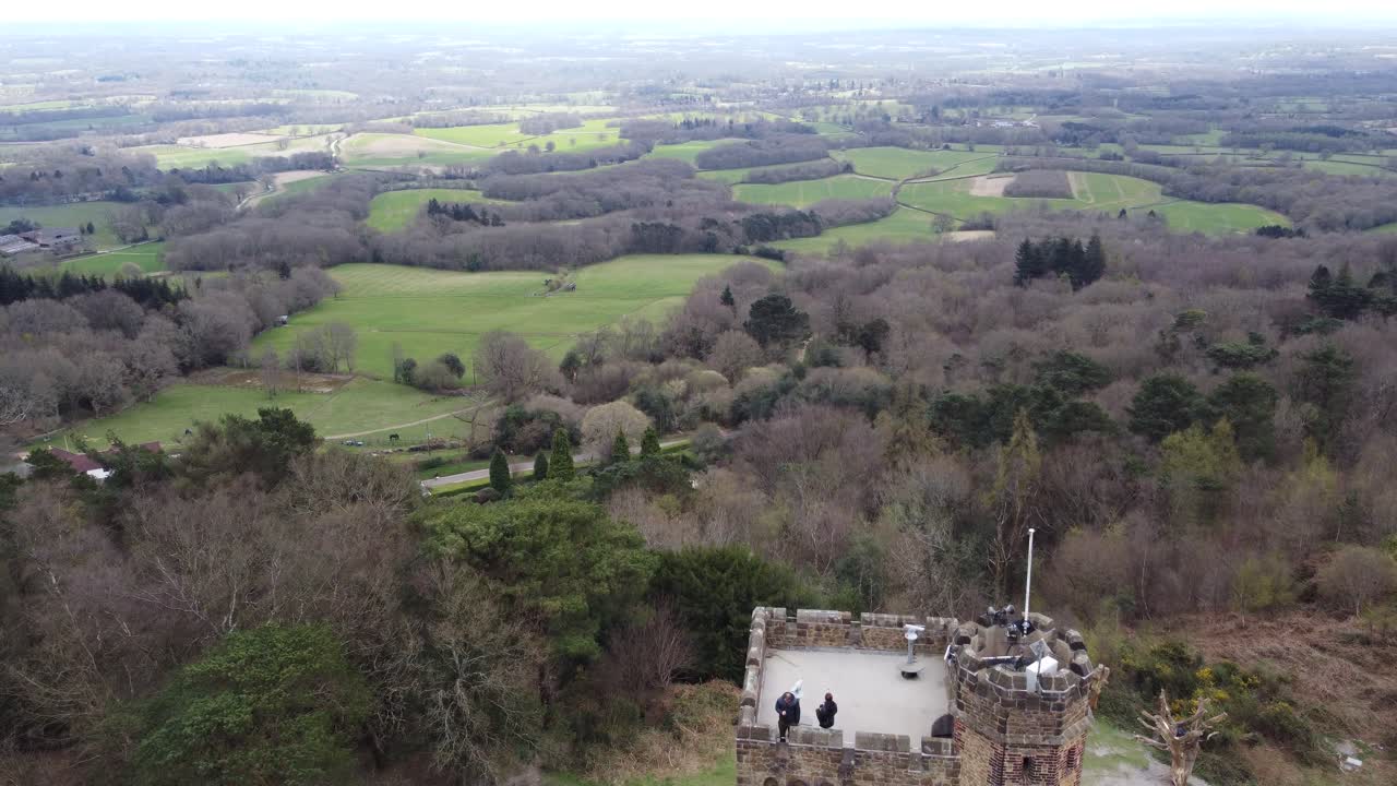사우스 잉글랜드 드론 공중 4k 영상을 가로지르는 leith hill 및 tower surrey hills 뷰 포인트