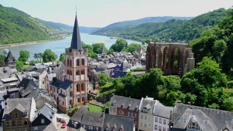 Wooded-Rhine-river-valley,-passenger-ship-is-approaching