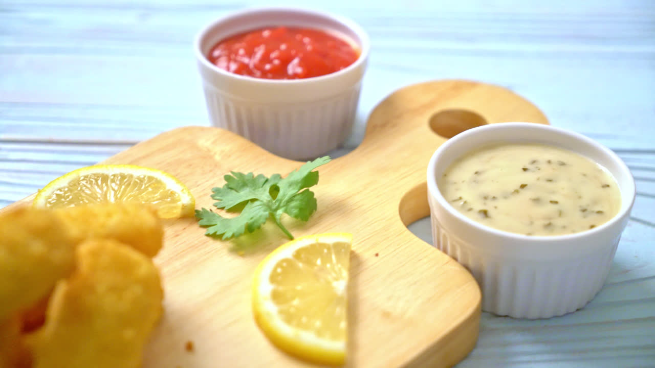 жареная рыбная палочка или картофель фри с соусом