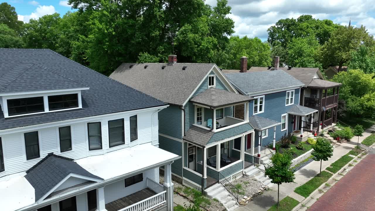 casas en la calle de adoquines