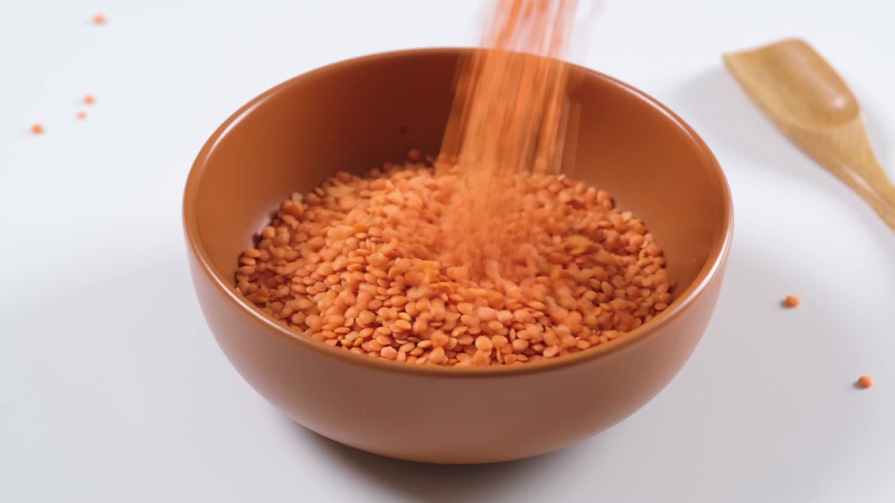 lentejas rojas en un cuenco sobre un fondo blanco. concepto de dieta de alimentos orgánicos saludables. ingrediente de alimentos naturales frescos